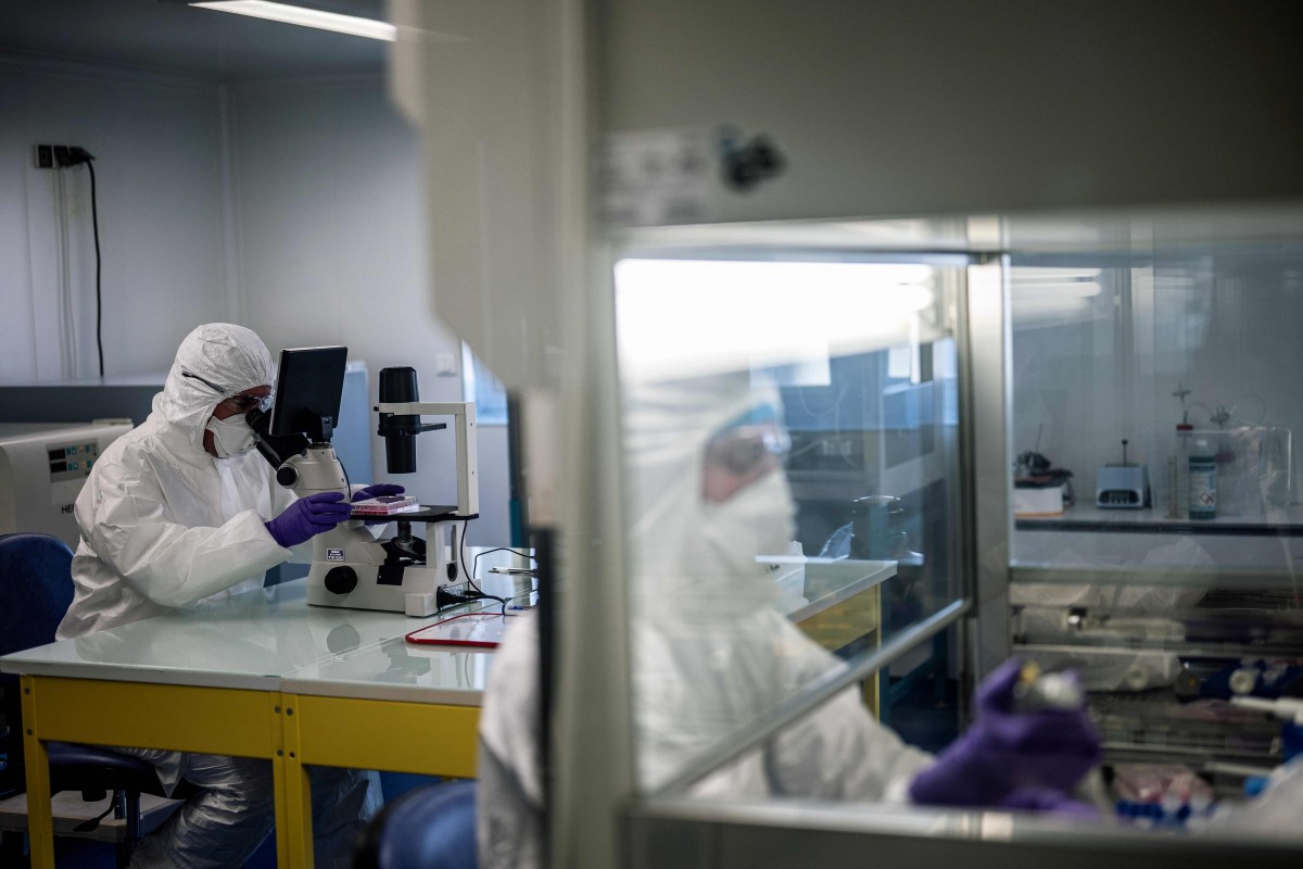 Các nhà khoa học nghiên cứu về virus Corona tại phòng thí nghiệm ở Pháp.