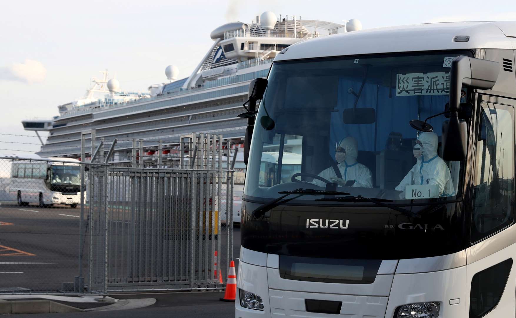 Xe bus chở các hành khách bị cách ly trên du thuyền Diamond Princess tại Yokohama, Nhật Bản (Ảnh: Reuters)