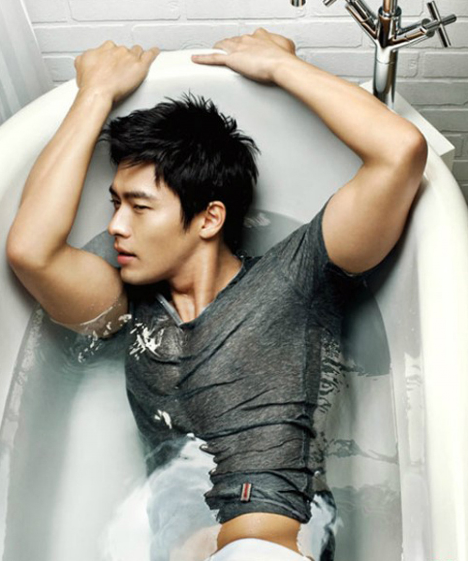 Hyun Bin là nam thần của nhiều fan nữ nhờ ngoại hình nam tính.