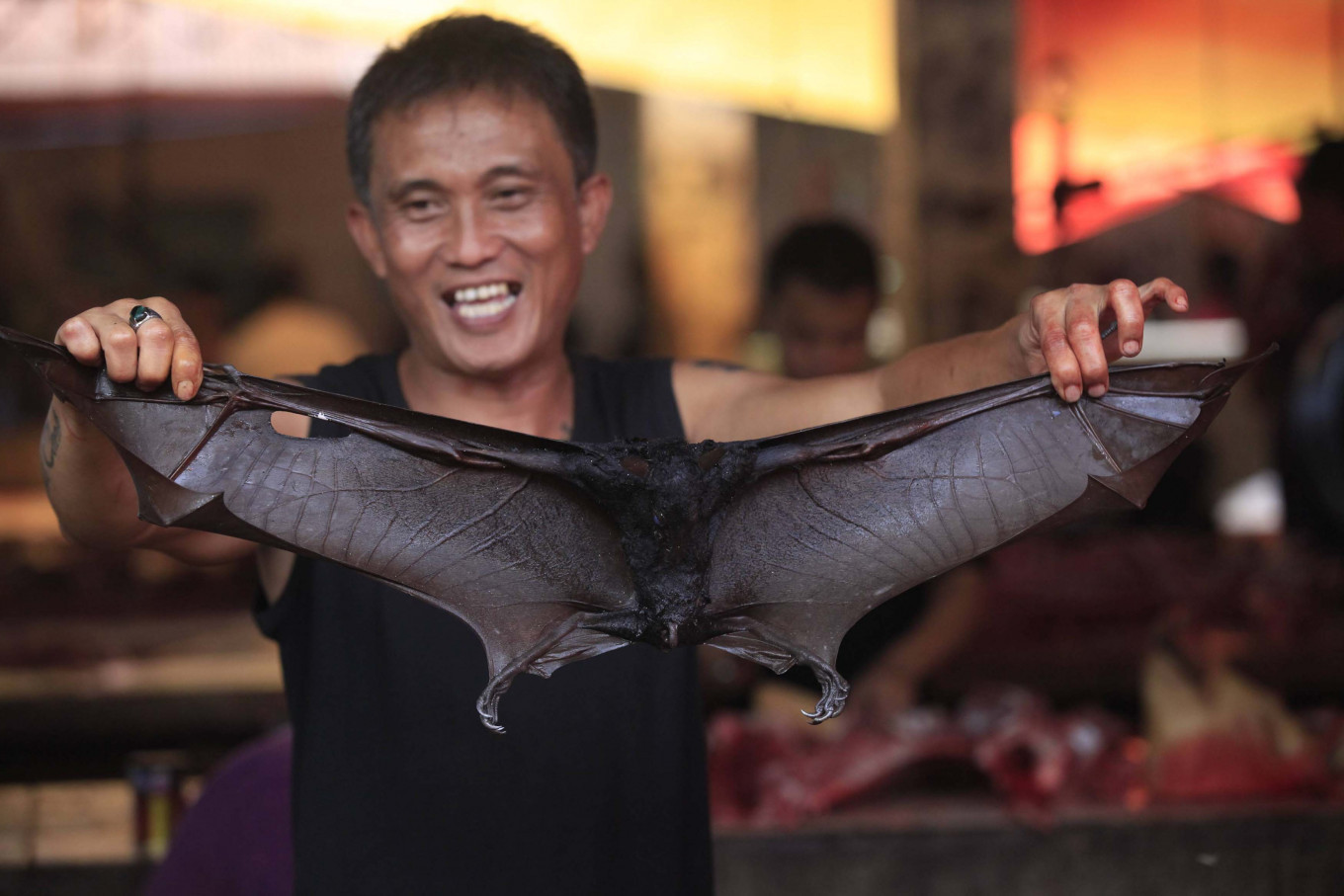 Các khu chợ và siêu thị vẫn cháy hàng món thịt dơi (Nguồn: Jakarta Post)