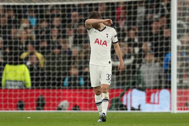 Phút 56, hậu vệ trái Ben Davies phạm lỗi trong vòng cấm đội nhà, khiến Tottenham chịu quả phạt đền