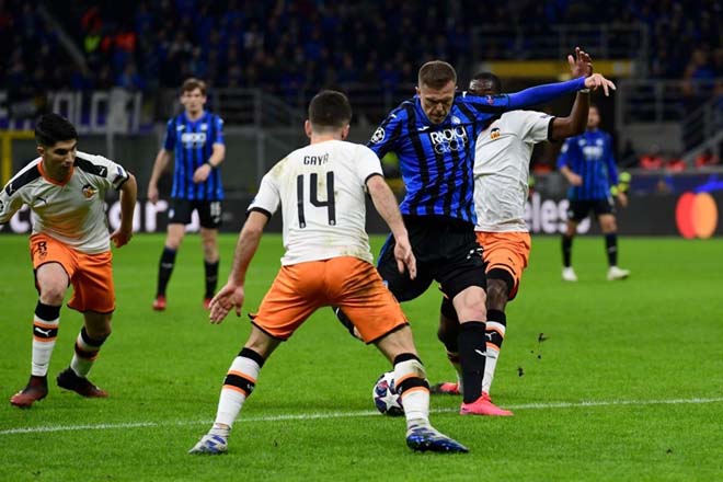 Ilicic lập công cho Atalanta ở phút 42, giúp đội chủ nhà nhân đôi cách biệt