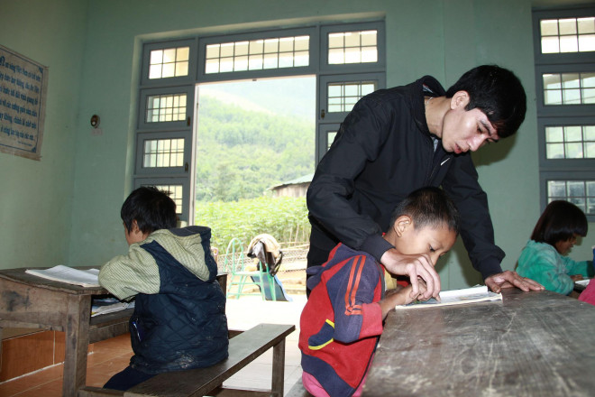 Do là lớp ghép nên các em học sinh ngồi xoay lưng lại với nhau, một bên học Toán, bên học môn Tiếng Việt. Ảnh: Đức HuyLớp học trên đỉnh Ngọk Brel