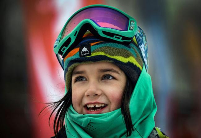 Bé gái 6 tuổi người Nga trổ tài trượt ván tuyết siêu đỉnh - 1