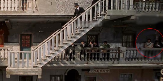 Trong "Tuyệt đỉnh Kungfu", cảnh xã hội đen kéo đến khiến ai cũng khiếp sợ nhưng không thể làm khó được... anh nhân viên hậu đài