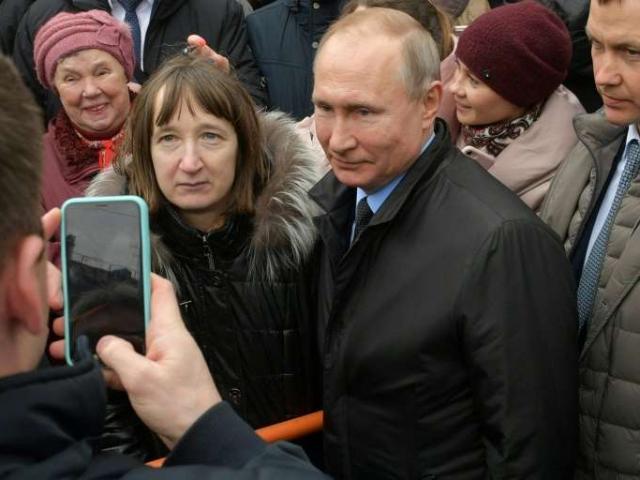 Câu hỏi từ người phụ nữ Nga khiến ông Putin bối rối