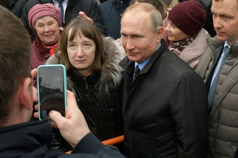Tổng thống Putin chụp hình cùng người phụ nữ đã đặt nhiều câu hỏi khiến ông lúng túng (Ảnh:&nbsp;Alexey Druzhinin)
