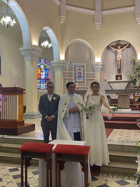 Cô dâu Tóc Tiên và chú rể Hoàng Touliver trong hôn lễ được&nbsp;tổ chức ở nhà thờ sáng ngày 20/2