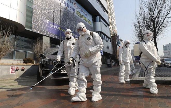 Các nhân viên y tế hàn Quốc khử trùng ở thành phố Daegu.