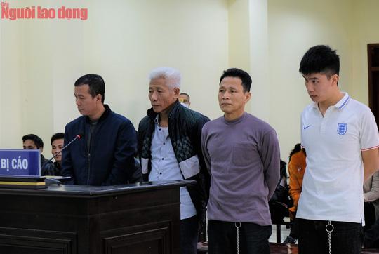 Từ trái qua: Trương Phú Huân, Trương Phú Cự, Trương Phú Hồng, Trương Minh Thành tại tòa