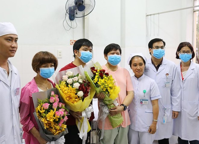 Bệnh viện Chợ Rẫy đã điều trị thành công hai ca nhiễm Covid-19 đầu tiên tại Việt Nam là hai cha con người Trung Quốc, ông Li Ding (66 tuổi) và anh Li Zichao (28 tuổi).
