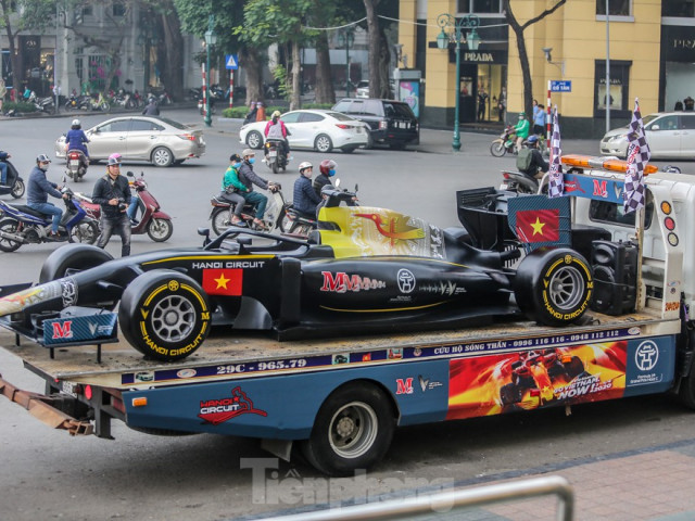 Bắt gặp xe đua F1 diễu hành trên đường phố Thủ đô