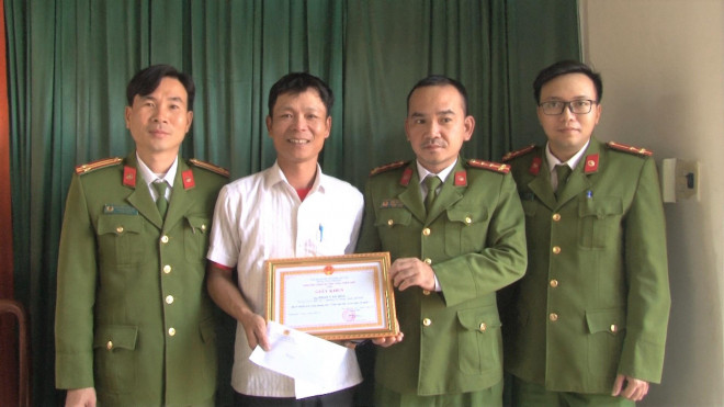 Công an tỉnh Thừa Thiên - Huế đã tặng bằng khen cho anh Hòa vì hành động dũng cảm