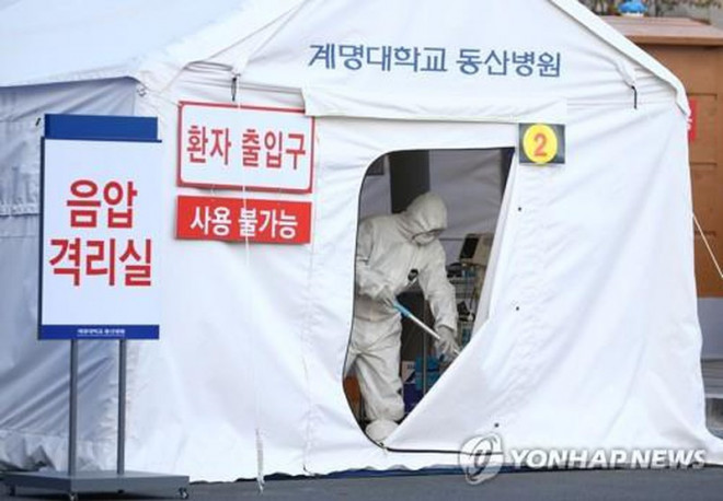 Một phòng cách tạm thời được dựng bên ngoài một bệnh viện ở thành phố Daegu. Ảnh: YONHAP