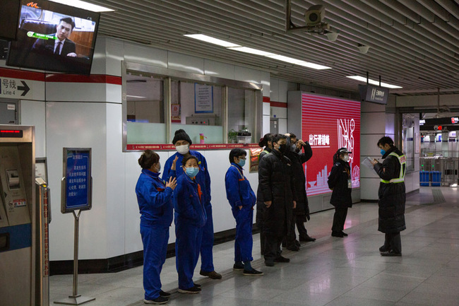 Nhân viên thuộc Công ty Tàu điện ngầm Thượng Hải tập hợp để chuẩn bị những đợt khách đầu tiên sau lệnh cấm di chuyển.