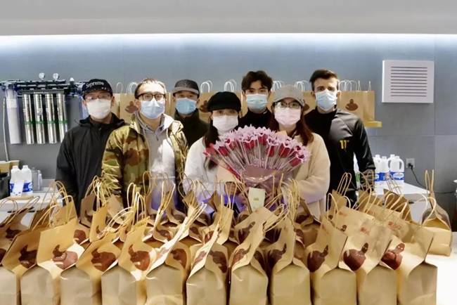 Sau cuộc họp kéo dài chưa đầy 2 phút, các nhân viên và Tian đồng ý giao cà phê miễn phí cho các bác sĩ ở bệnh viện.