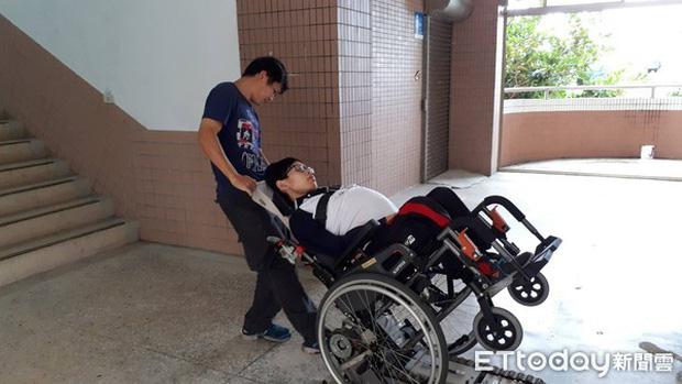 Liang Kuangfeng bị bại liệt vẫn quyết tâm đến trường.&nbsp;