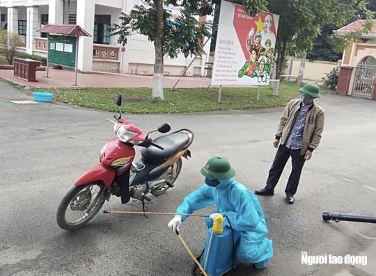 Thực hiện khử khuẩn các phương tiện ra vào địa phương