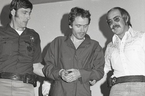 Ted Bundy tại một trong những phiên tòa xét xử.