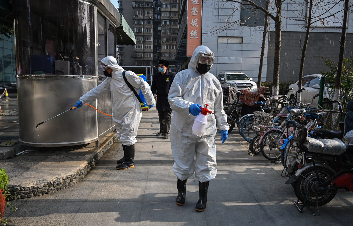 Nhân viên y tế làm công tác khử trùng tại Vũ Hán (ảnh: Xinhua)