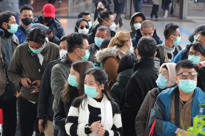 Người dân đeo khẩu trang tại một nhà ga ở Seoul – Hàn Quốc hôm 21-2. Ảnh: EPA-EFE