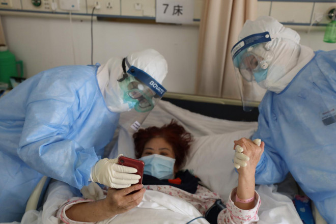 Các y tá cổ vũ một bệnh nhân tại bệnh viện ở TP Vũ Hán. Ảnh: EFE