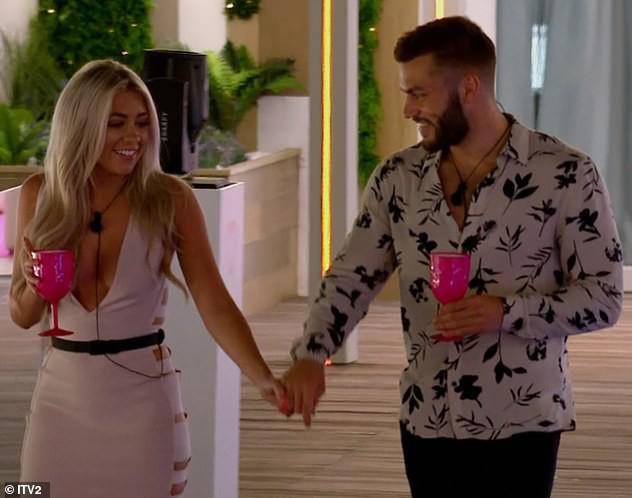 Paige Turley và Finn Tapp trong "Love Island".