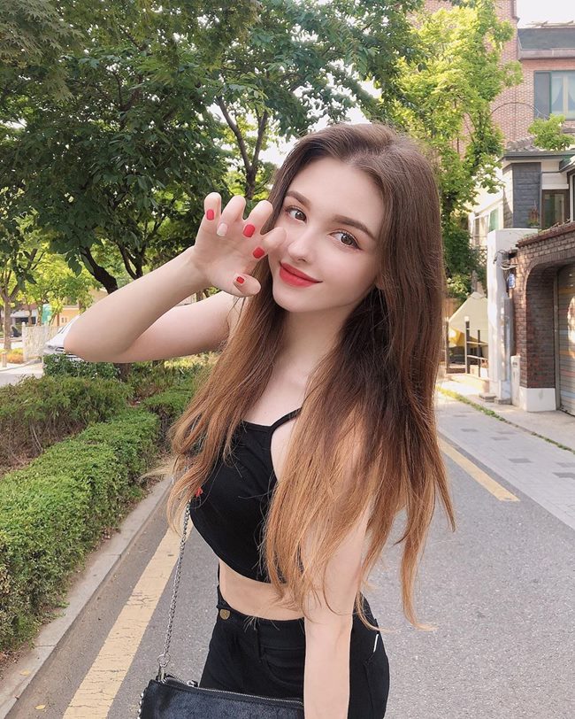 Ngoại hình xinh đẹp đã giúp cô nhanh chóng được yêu thích tại Hàn.