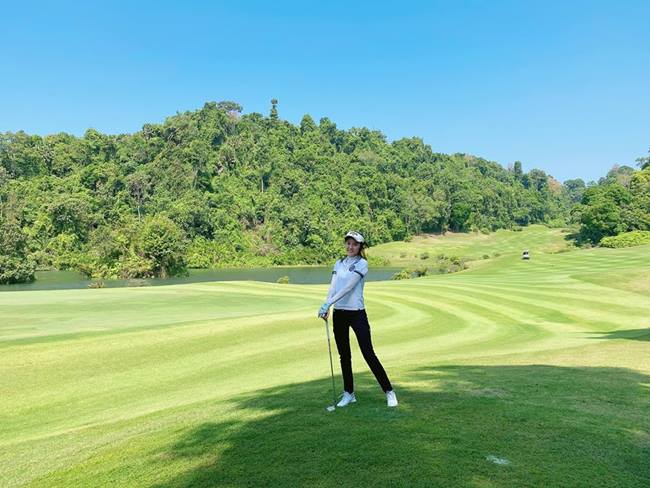 Ngọc Duyên từng chia sẻ:&nbsp;&#34;Mỗi ngày tôi tập gym 2 tiếng, chơi golf 2 tiếng&#34; để giữ dáng đẹp, săn chắc sau sinh.&nbsp;