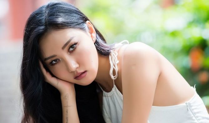 Nước da ngăm càng giúp Hwasa thêm phần phong cách.