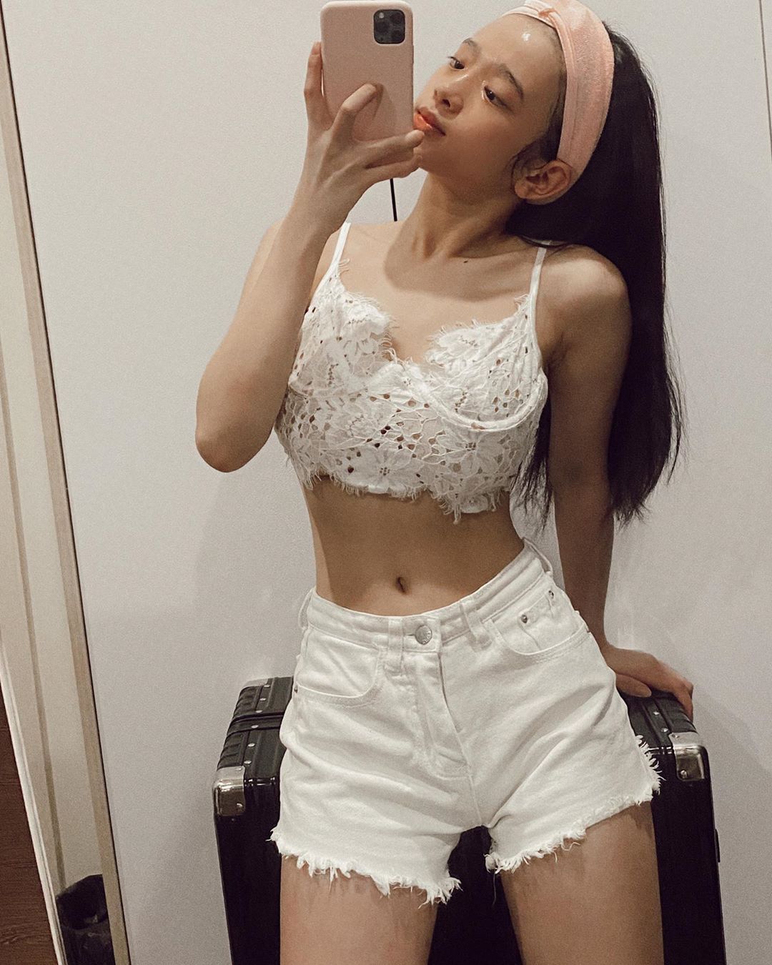 Một trong những công thức phối đồ dễ thấy của Linh Ka là mặc áo croptop kết hợp&nbsp;cùng với quần short cạp cao. Với thiết kế ngắn trang phục này giúp Linh Ka tôn được vóc dáng thon gọn của mình.