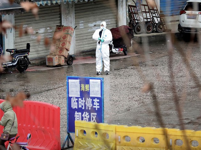 Chợ Hoa Nam hiện đã bị đóng cửa và các nhân viên y tế phong toả chặt chẽ. Ảnh: CCTV