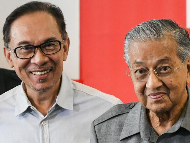 Thủ tướng Malaysia 94 tuổi bất ngờ nộp đơn từ chức