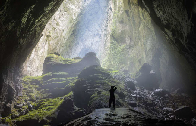 Hang Sơn Đoòng, Việt Nam: Là một trong những hang động lớn nhất thế giới, hang Sơn Đoòng có sông, rừng nằm bên trong. Kỳ quan này được hình thành cách đây 2-5 triệu năm, khi nước sông ngầm làm xói mòn các lớp đá vôi dưới chân núi.
