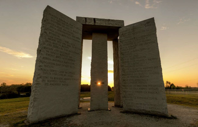 Tượng đài Georgia Guidestones, Mỹ: nằm trên đỉnh một ngọn đồi hoang vắng ở thị trấn Elberton, bang Georgia, Georgia Guidestones được coi là kỳ quan Stonehenge của nước Mỹ.
