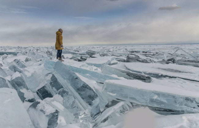 Hồ Baikal, Nga: Những cấu trúc băng đá tự nhiên trên hồ Baikal tạo nên khung cảnh siêu thực như ở ngoài Trái đất. Chúng được hình thành do điều kiện thời tiết khắc nghiệt tại đây. Hồ Baikal chứa 20%  nước ngọt của thế giới.
