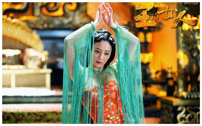 Trang phục múa của Viên San San (vai Ngu Cơ) trong "Nữ nhân của hoàng đế" bị chỉ trích vừa không phù hợp với bối cảnh vừa rối mắt. Thậm chí, tờ Sina còn ví vai diễn Ngu Cơ của nữ diễn viên trông chẳng khác nào yêu tinh nhện.