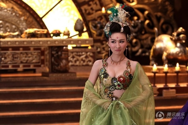 Không riêng gì Lý Y Hiểu, vai diễn của Trịnh Diệc Đồng cũng nóng bỏng không kém.