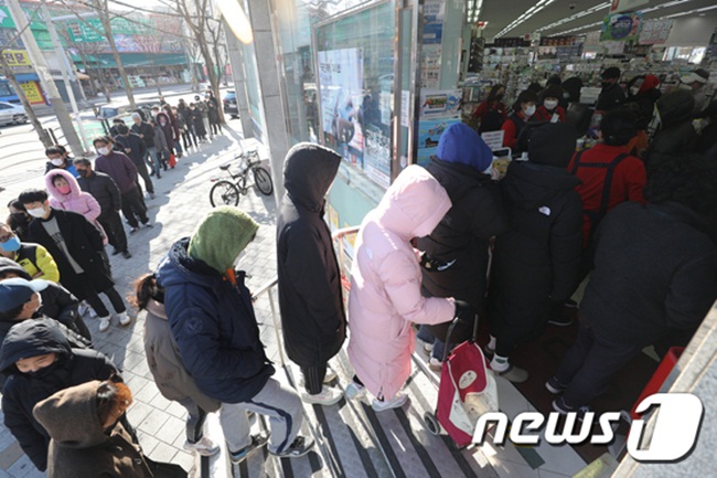 Sau khi có thông tin về các ca bệnh dương tính với Covid-19, nhiều khách hàng đã xếp hàng mua mặt nạ ở một cửa hàng ở Daegu (Hàn Quốc).
