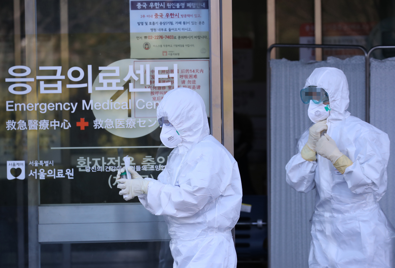 Các nhân viên y tế tại Hàn Quốc đang trong “cuộc chiến” với dịch Covid-19. (Ảnh: Yonhap)