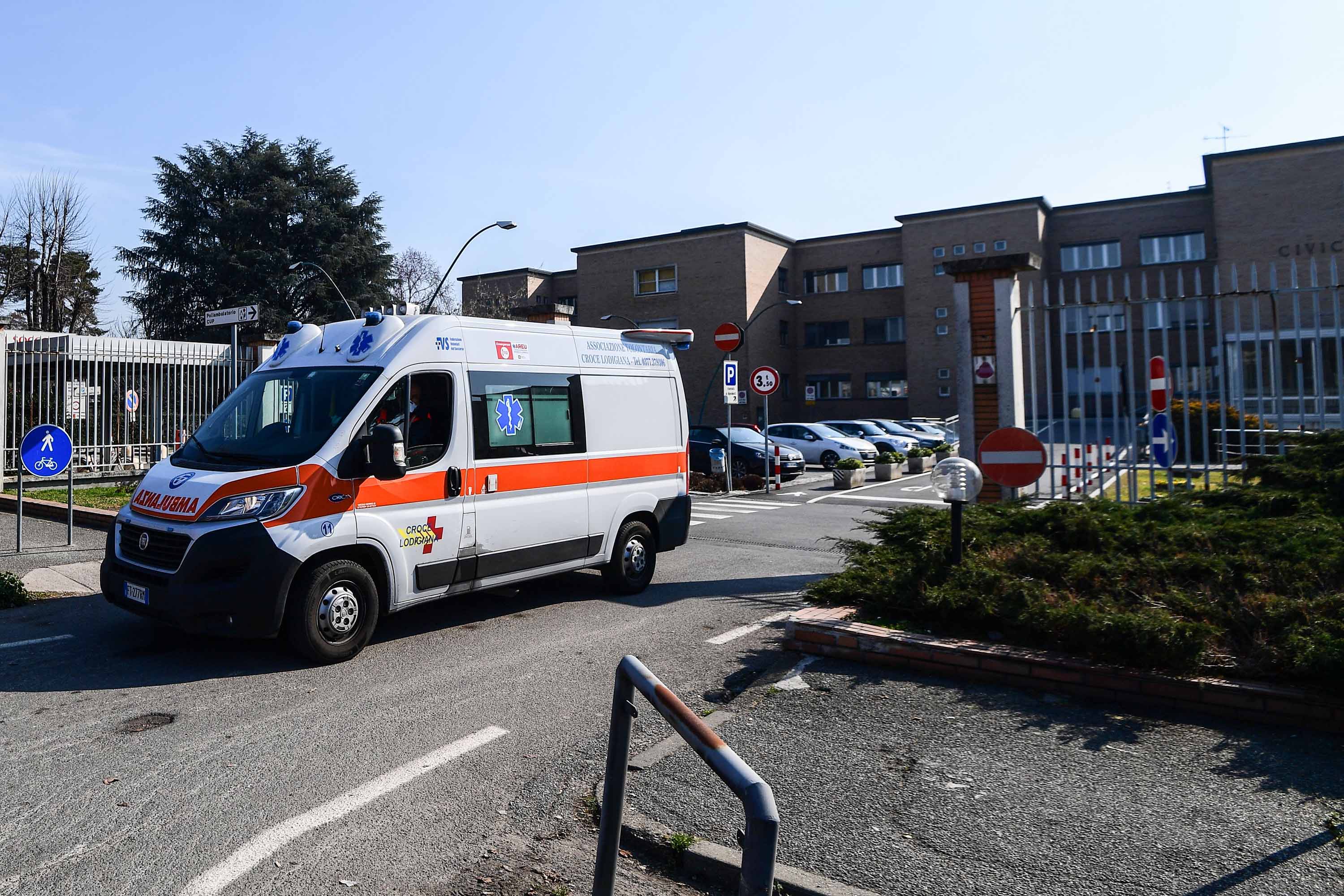 Xe cứu thương rời bệnh viện ở thị trấn Codogno, một trong những điểm nóng dịch Covid-19 ở Italia.