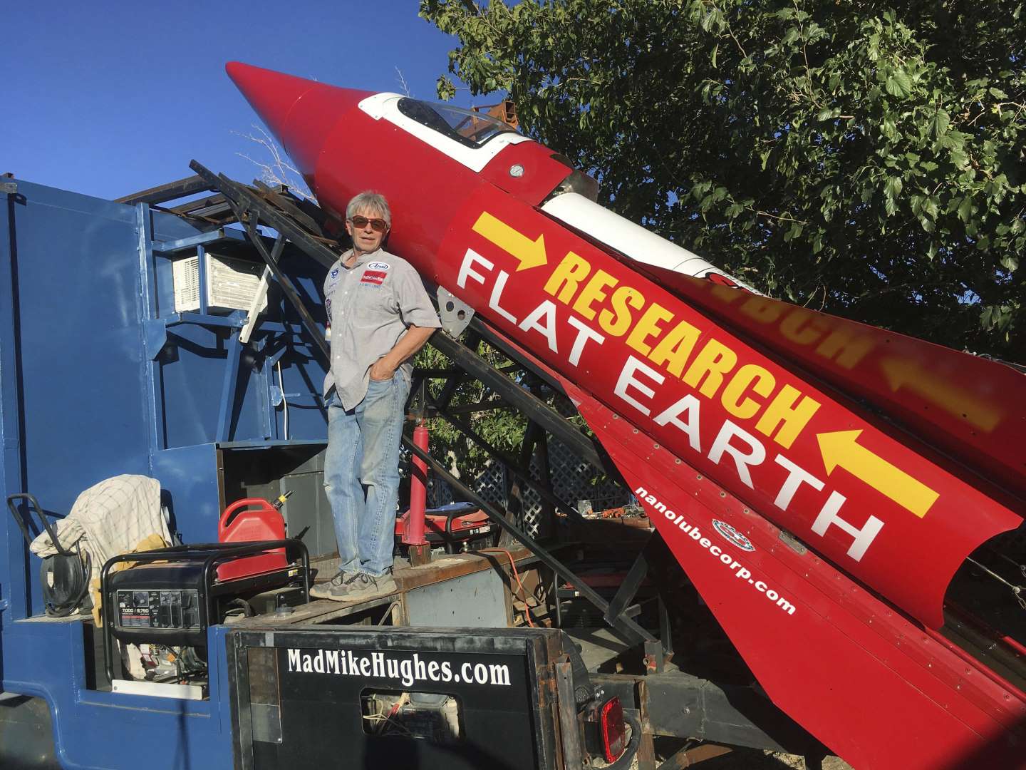 Michael "Mad Mike" Hughes từng phóng nhiều tên lửa tự chế của ông để chứng minh Trái Đất phẳng (Ảnh: CBS News)