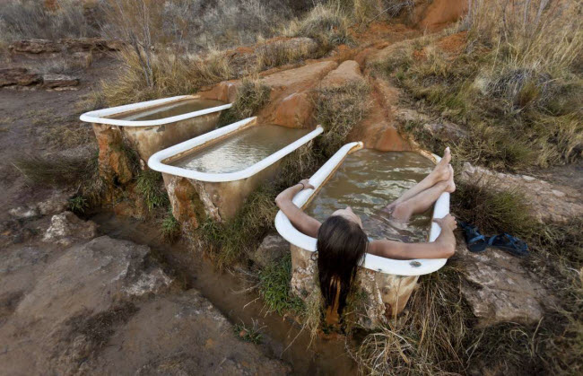 Suối nước nóng bí ẩn, Mỹ: Mike Ginsburg đã lắp đặt các bồn tắm tại khu nghỉ dưỡng Mystic Hot Springs của ông, để du khách có thể ngâm mình trong dòng nước khoáng ấm áp phun lên từ lòng đất.
