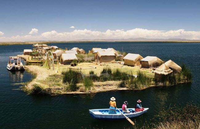 Đảo nổi Uros, Peru: Những người đã gìn giữ lối sống truyền thống trên đảo nổi ở giữa hồ Titicaca qua hàng trăm năm. Trong những năm gần đây, ngành du lịch đóng vai trò quan trọng giúp người dân tăng thu nhập.
