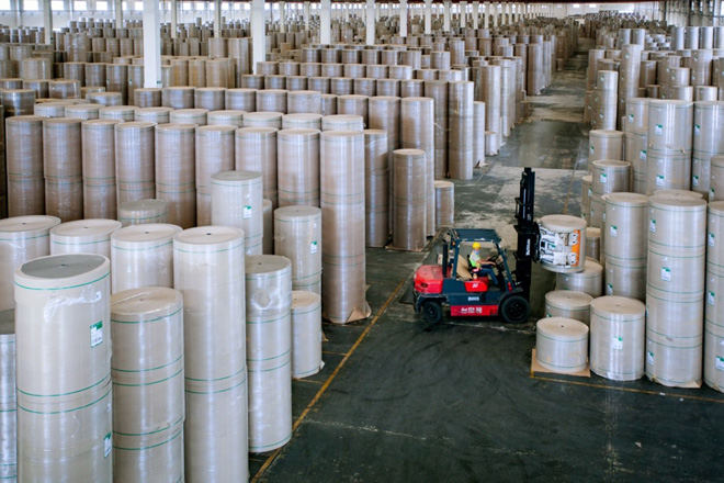 Việc sử dụng nguồn nguyên liệu là giấy tái chế thay vì gỗ để sản xuất giấy bao bì cao cấp mang lại lợi ích cả về kinh tế lẫn môi trường