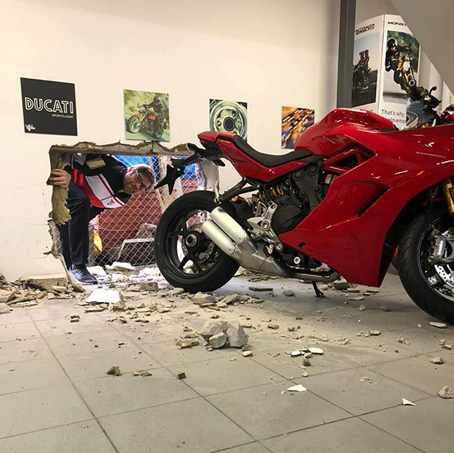 Hiện, Ducati Panigale V4R đang được bán với giá 39.995 USD tại Anh (929 triệu đồng)