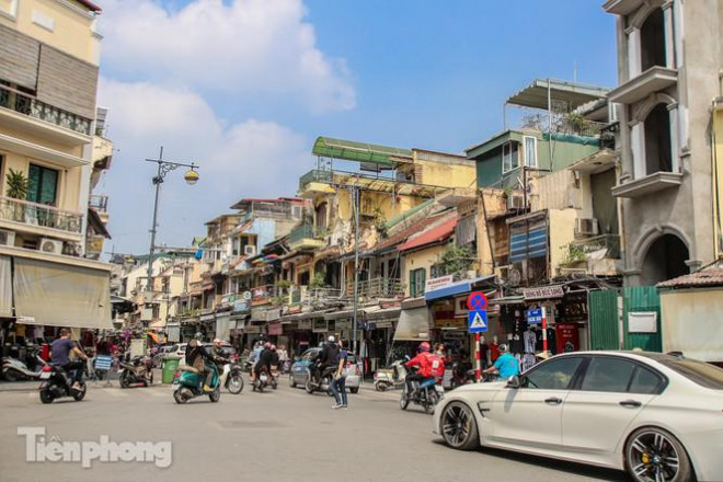 Phố Hàng Đào (phường Hàng Đào, quận Hoàn Kiếm, Hà Nội) là nơi thuận tiện cho việc kinh doanh buôn bán với các mặt hàng quần áo, giày dép... Giá thuê ở đây đã lên đến 180-220 triệu đồng/tháng.