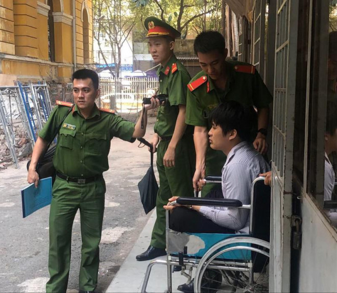Bị cáo Trương Huy Định được dẫn giải về trại giam sau phiên xử. Ảnh: H.Y