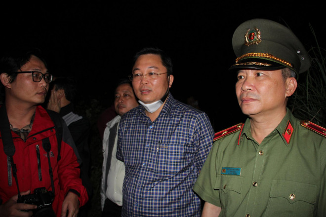 Chủ tịch UBND tỉnh Quảng Nam - ông Lê Trí Thanh (giữa) đến hiện trường vụ lật thuyền