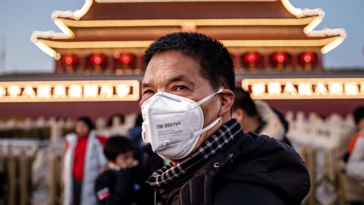 Người đàn ông đeo khẩu trang ở Bắc Kinh, Trung Quốc.